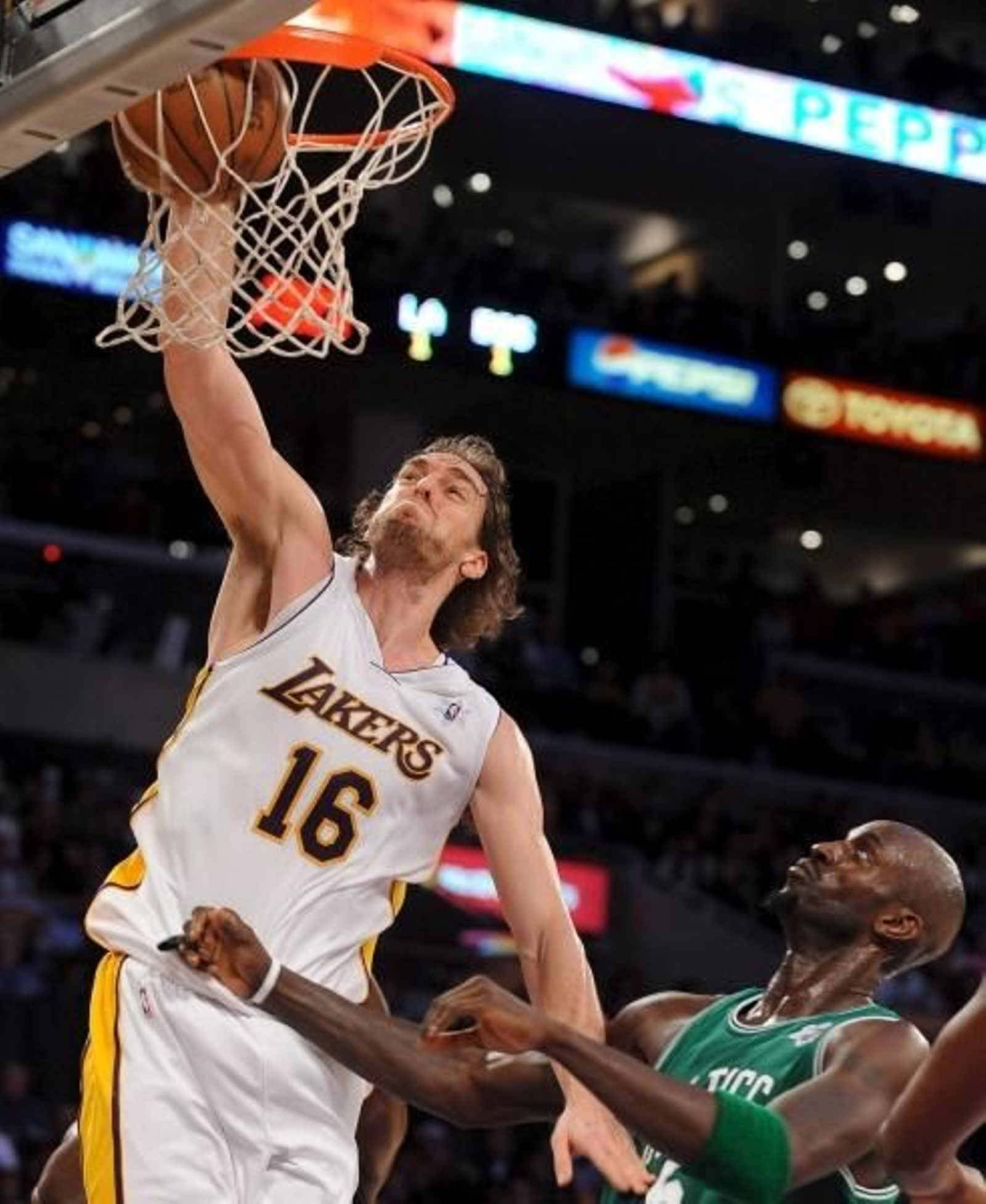 Pau Gasol encesta, ante la mirada de Garnett. (Foto: Andrew Gombert)