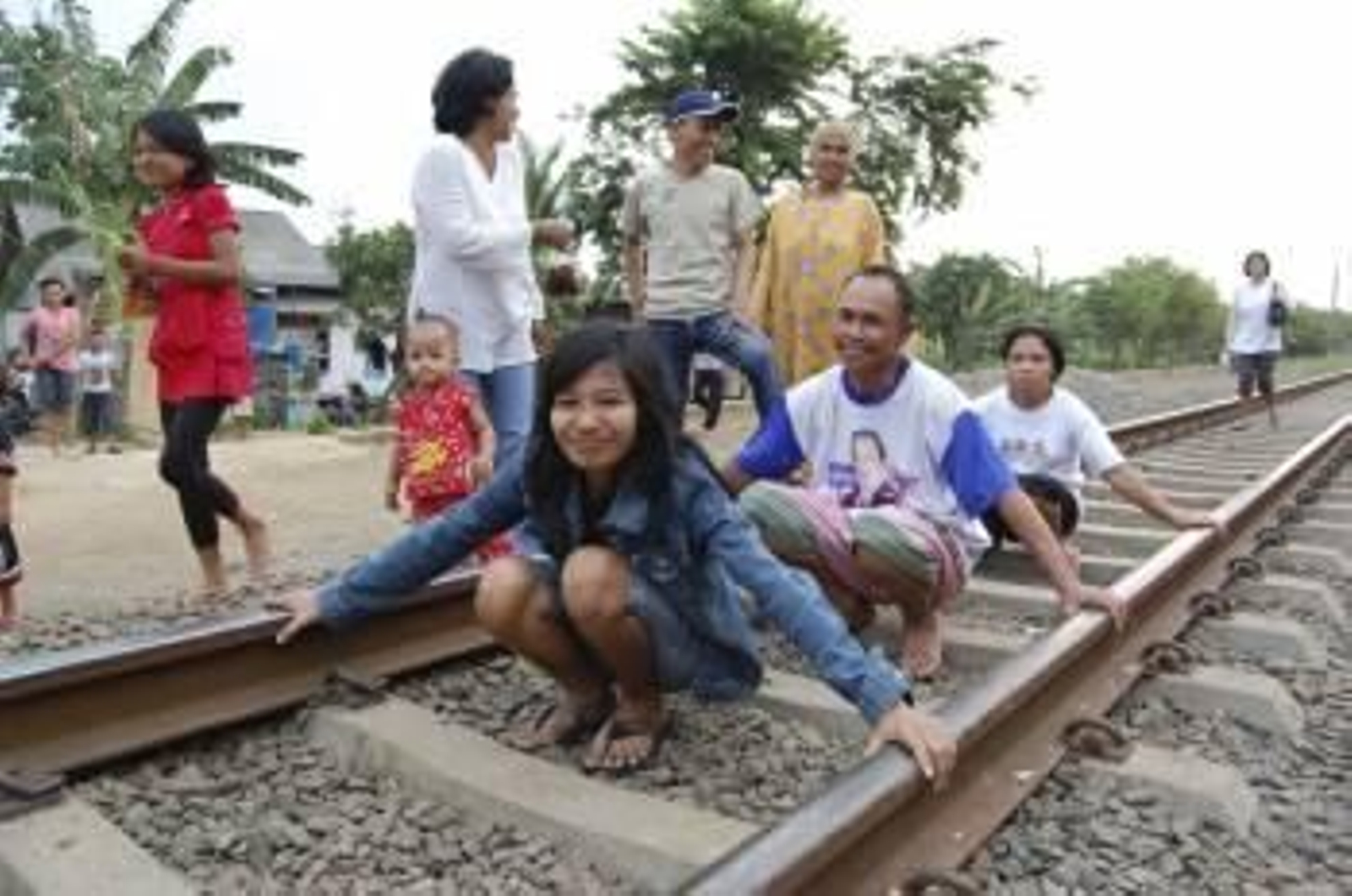 Muchos indonesios persiguen su cura con la 'terapia del tren', método peligroso que consiste en sentarse entre las vías del ferrocarril y agarrar con las manos los raíles para que el cuerpo reciba la corriente eléctrica que creen saludable. (Foto: EFE)