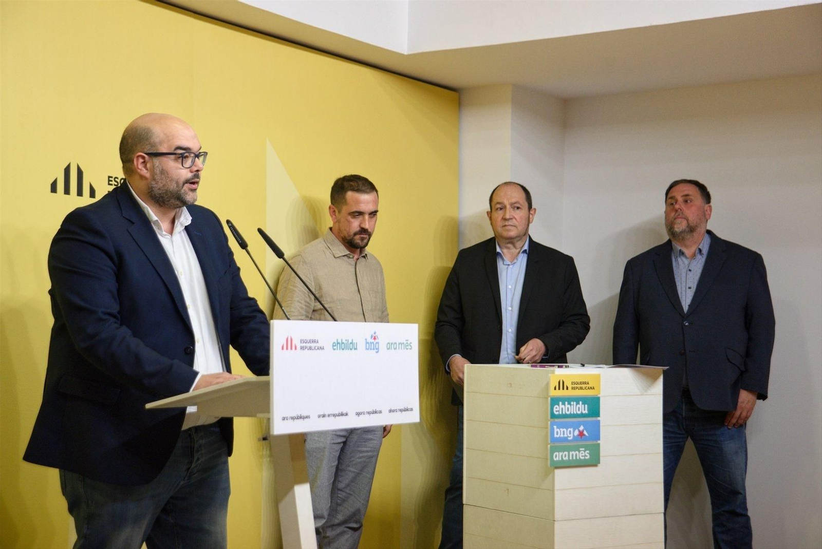 El responsable de Relaciones Internacionales del BNG, Rubén Cela, ofrece una rueda de prensa tras la firma del acuerdo de coalición de varios partidos para las elecciones europeas. // EP