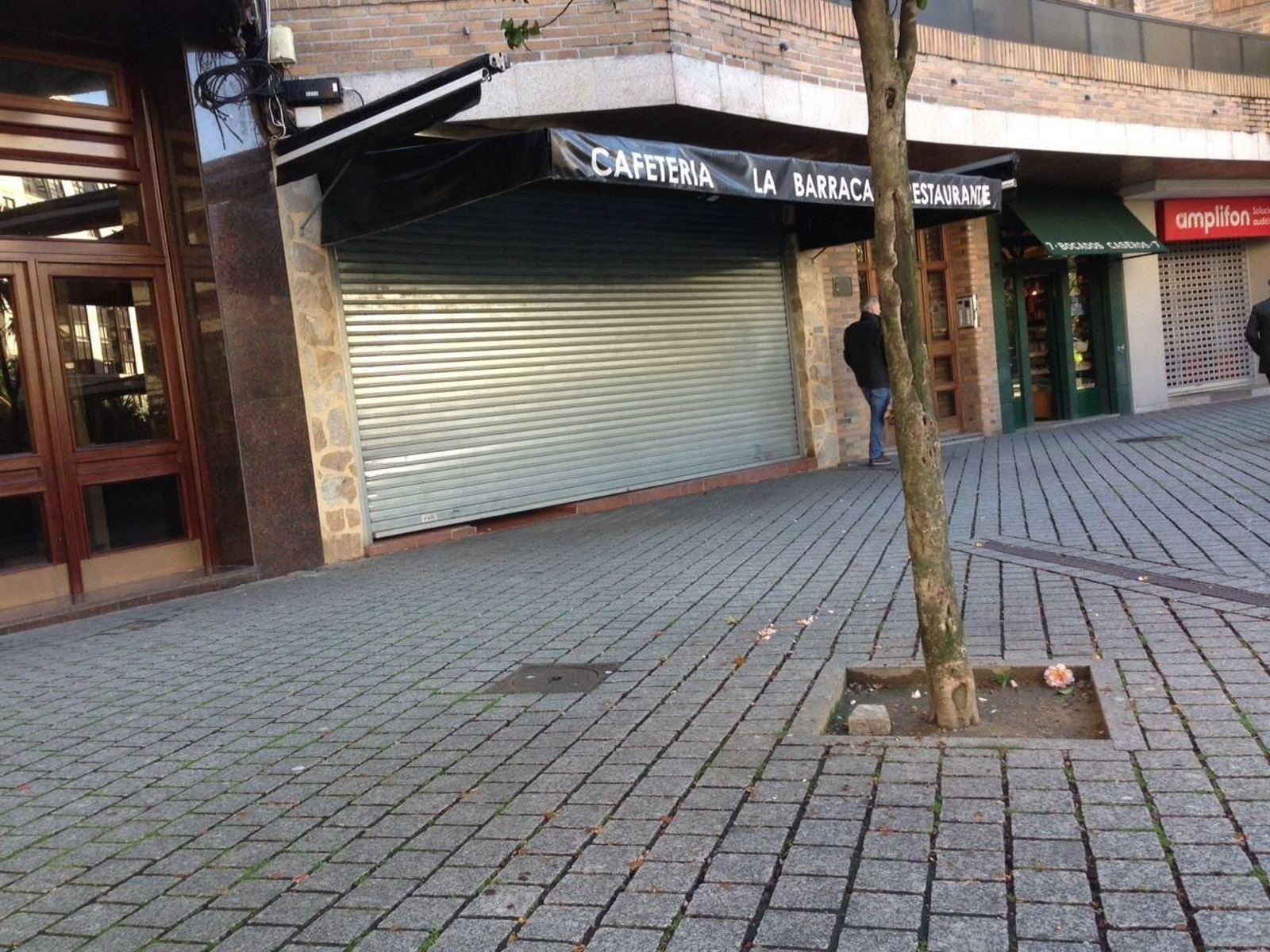 Uno de las cafeterías de la cadena, situada en la céntrica Plaza de Independencia, cerrada.