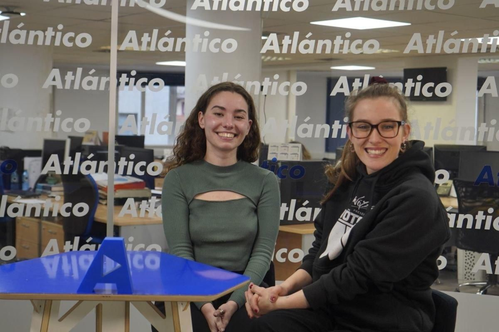 Sara Faro e María Soa visitaron o set de Atlántico TV.