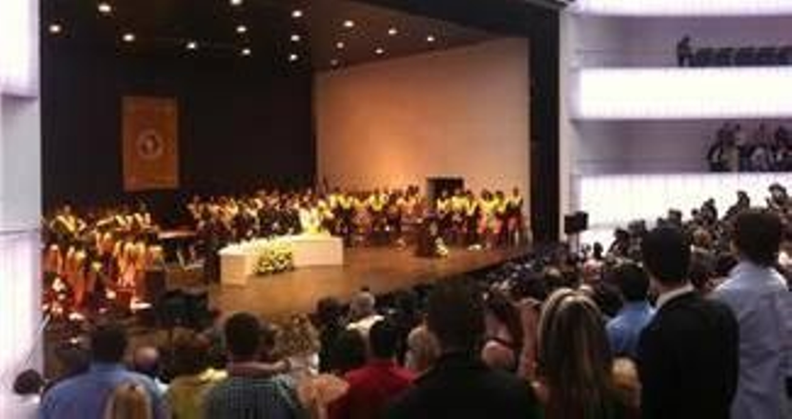 Los jóvenes entonan el Gaudeamus Igitur.