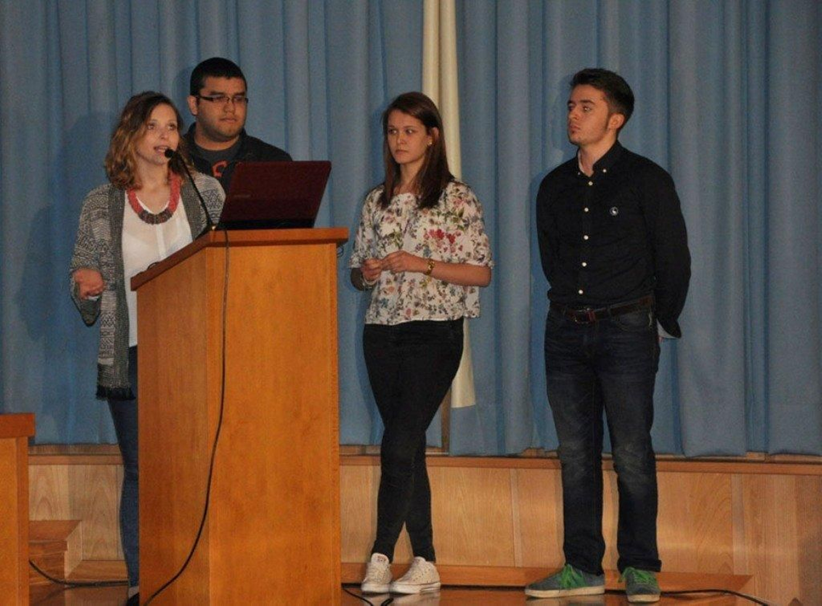 Un grupo de alumnos de tres ámbitos de conocimiento que presentaron un proyecto.