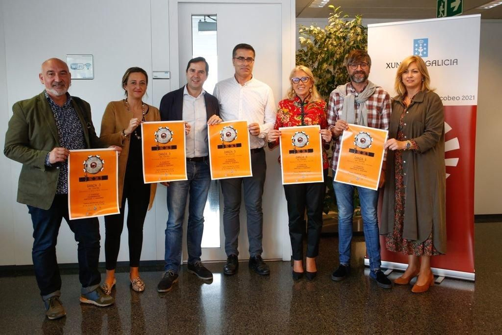 Quique Peón, de Xacarandaina; a edil Teresa Egerique; Jacobo Sutil (Agadic), Miguel Ángel Pena, de O Fiadeiro; Corina Porro, delegada da Xunta;  Pedro Brañas, de Cantigas e Agarimos e Teresa Cores, de Afundación.