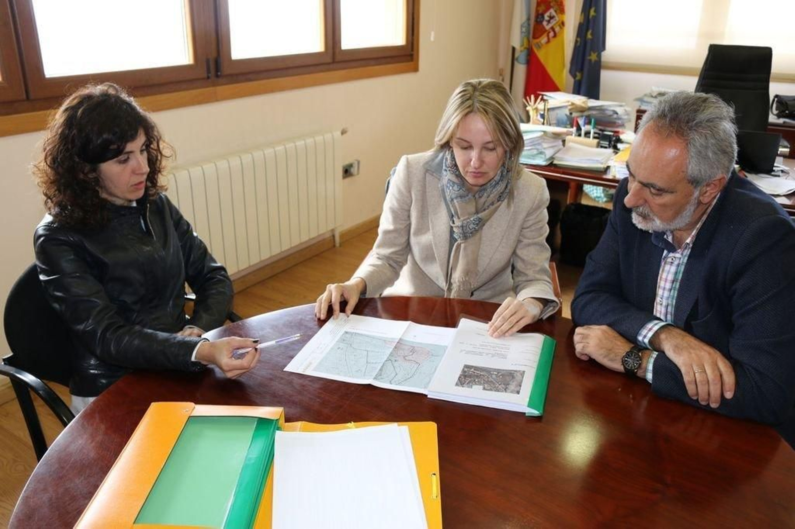 La alcaldesa Cristina Correa con el delegado de la Xunta en Pontevedra y la directora xeral de Administración.