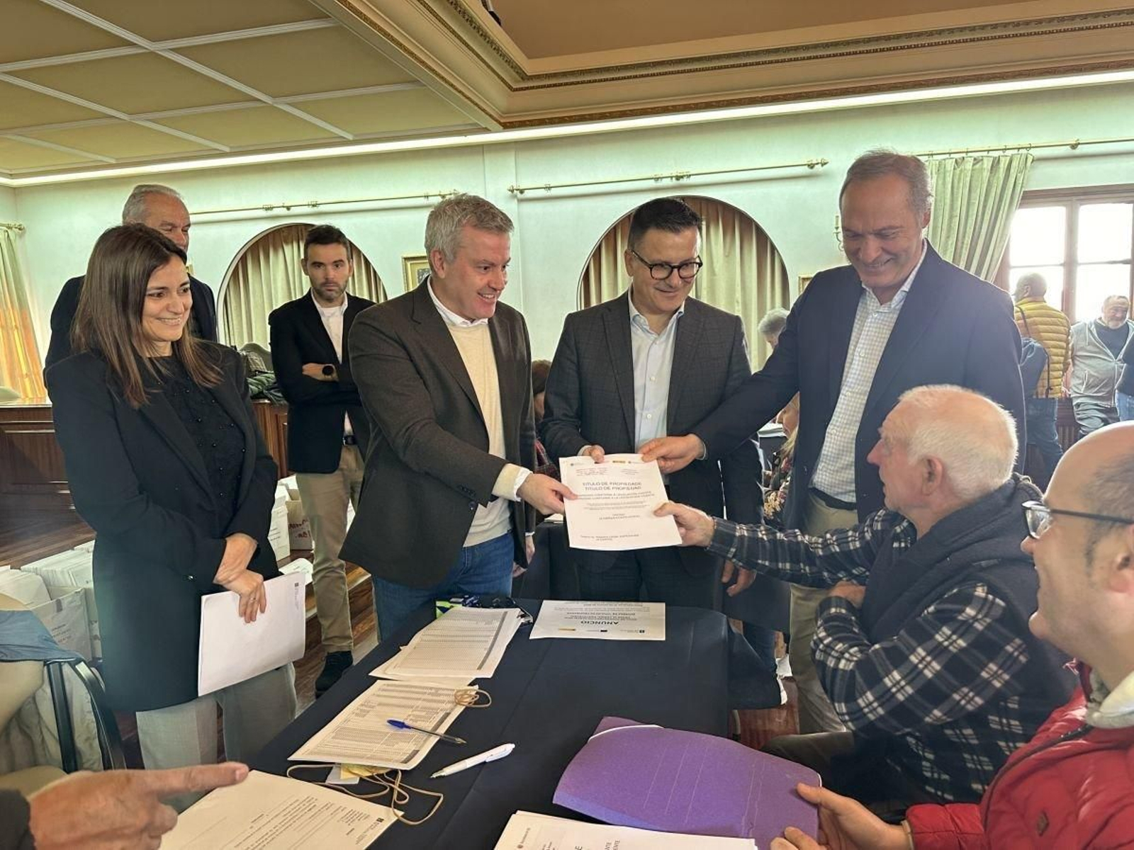 Luis Piña, José González y Agustín Reguera ayer en  A Cañiza entregando títulos de la parcelaria de Oroso.