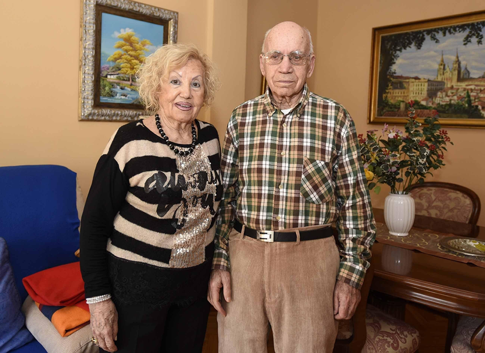 Raúl y María de la Gracia son un matrimonio de octogenarios que viven en la calle Panamá y reciben ayudas de la Xunta.