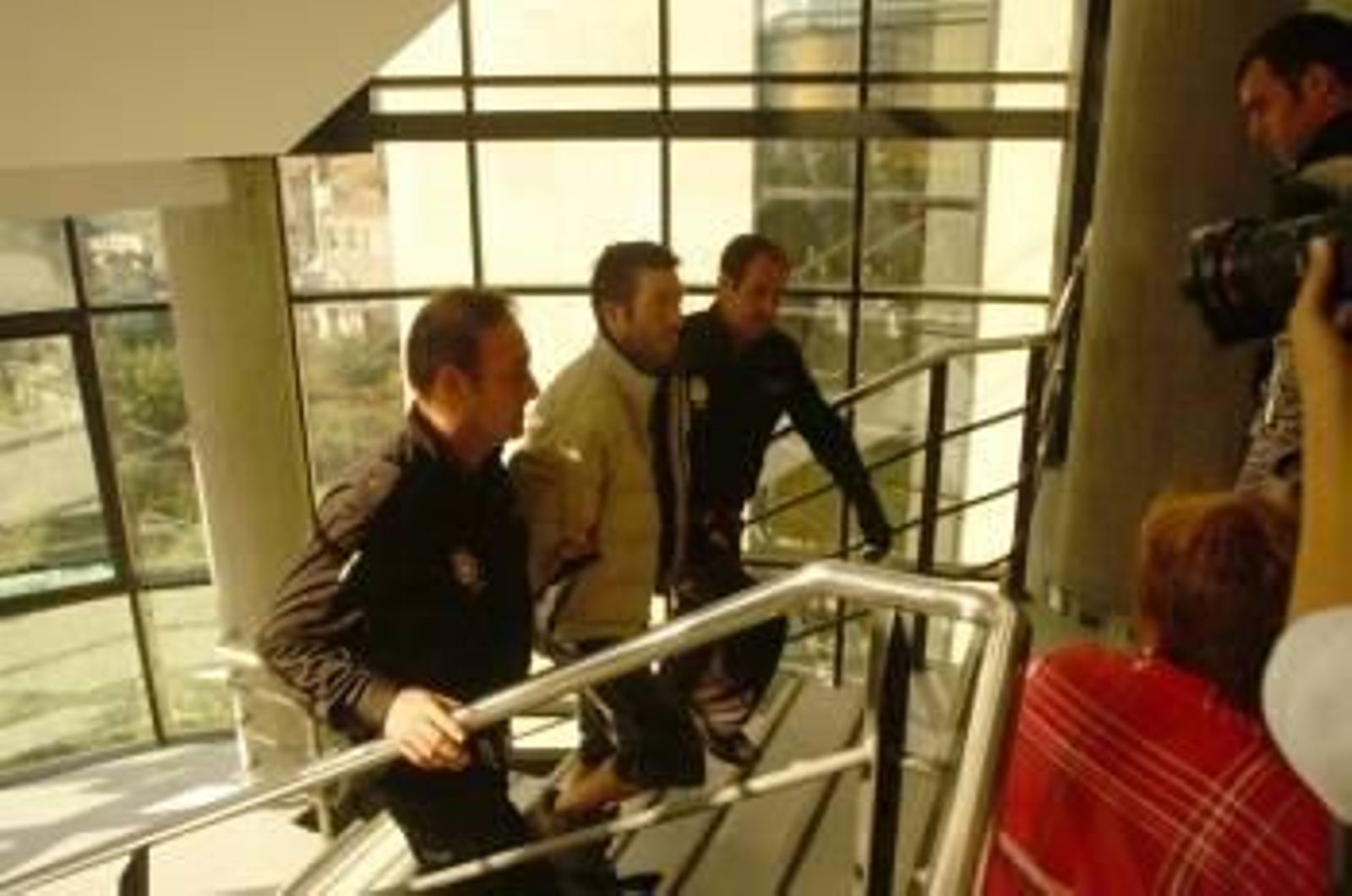 El acusado, entre dos policías. (Foto: VICENTE)