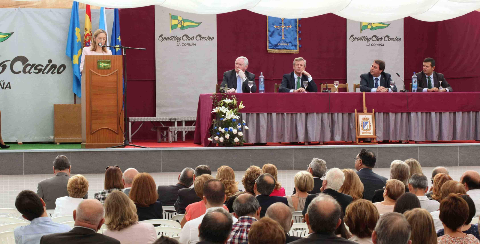 La ministra Ana Pastor agradeciendo el nombramiento como Socia de Honor del Centro Asturiano de A Coruña.