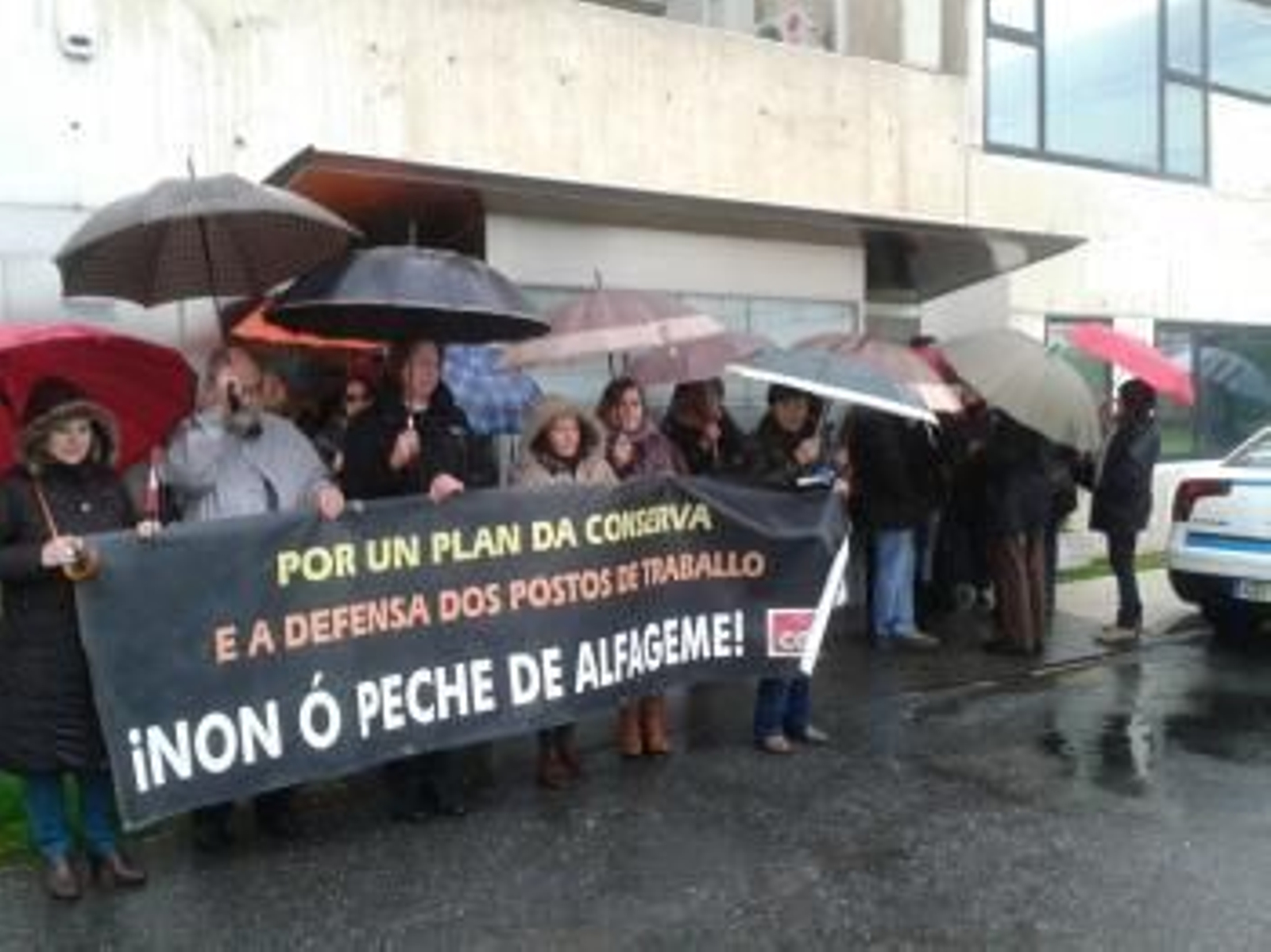 Los trabajadores de Alfageme se concentraron ayer ante la sede del Igape.