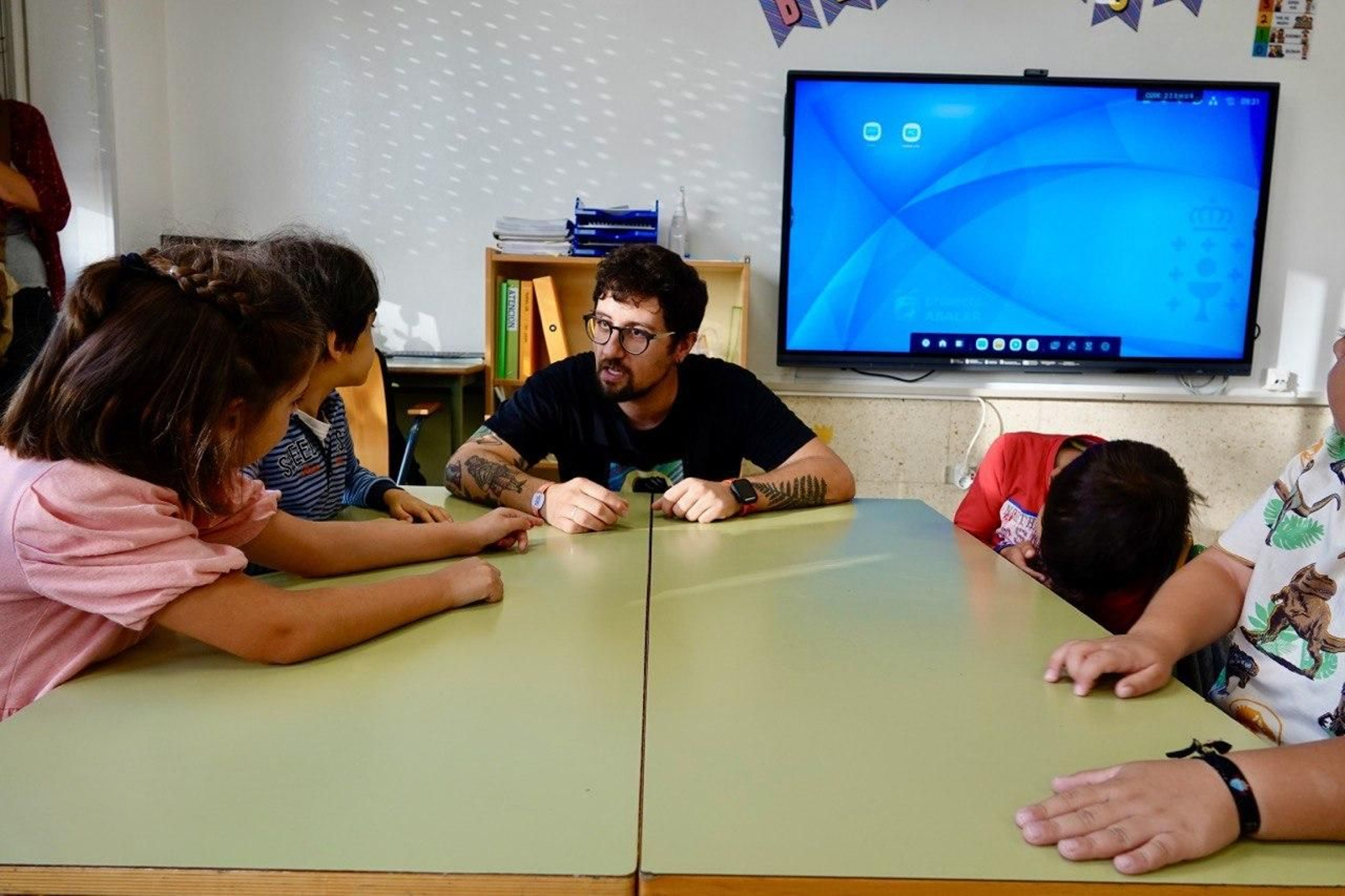 Niños y niñas de un colegio de Vigo con su maestro. // Vicente Alonso