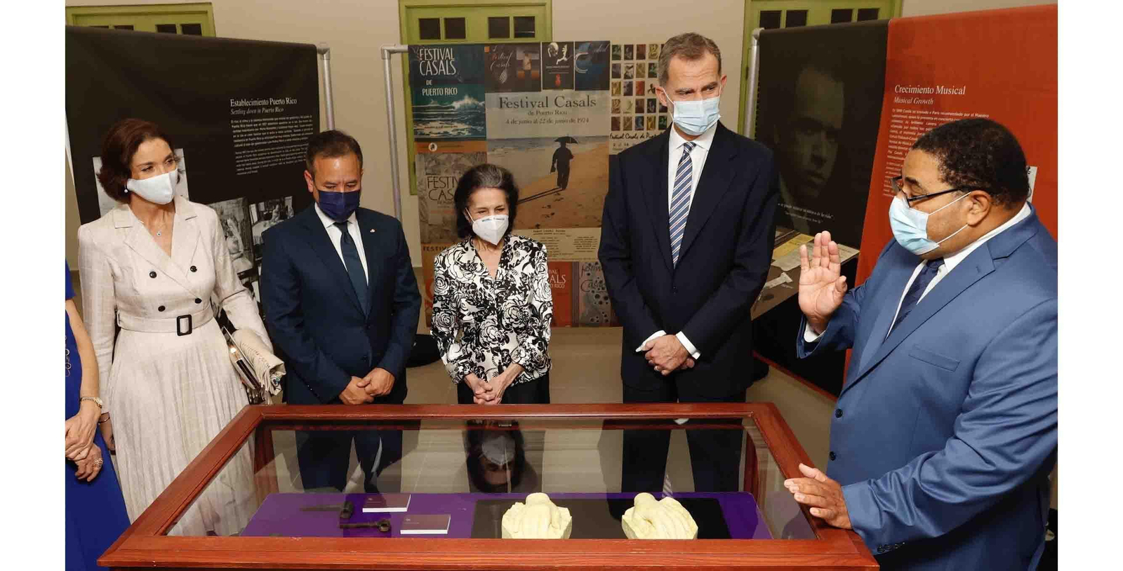 El rey Felipe VI (2d) junto a la ministra de Industria Turismo y Comercio, Reyes Maroto (i) y el alcalde de San Juan de Puerto Rico , Miguel Romero (2i) durante la inauguración de la Sala de Exhibiciones Pablo Casals en la Biblioteca Carnegie, en el casco histórico de El Viejo San Juan. EFE/ Casa Real