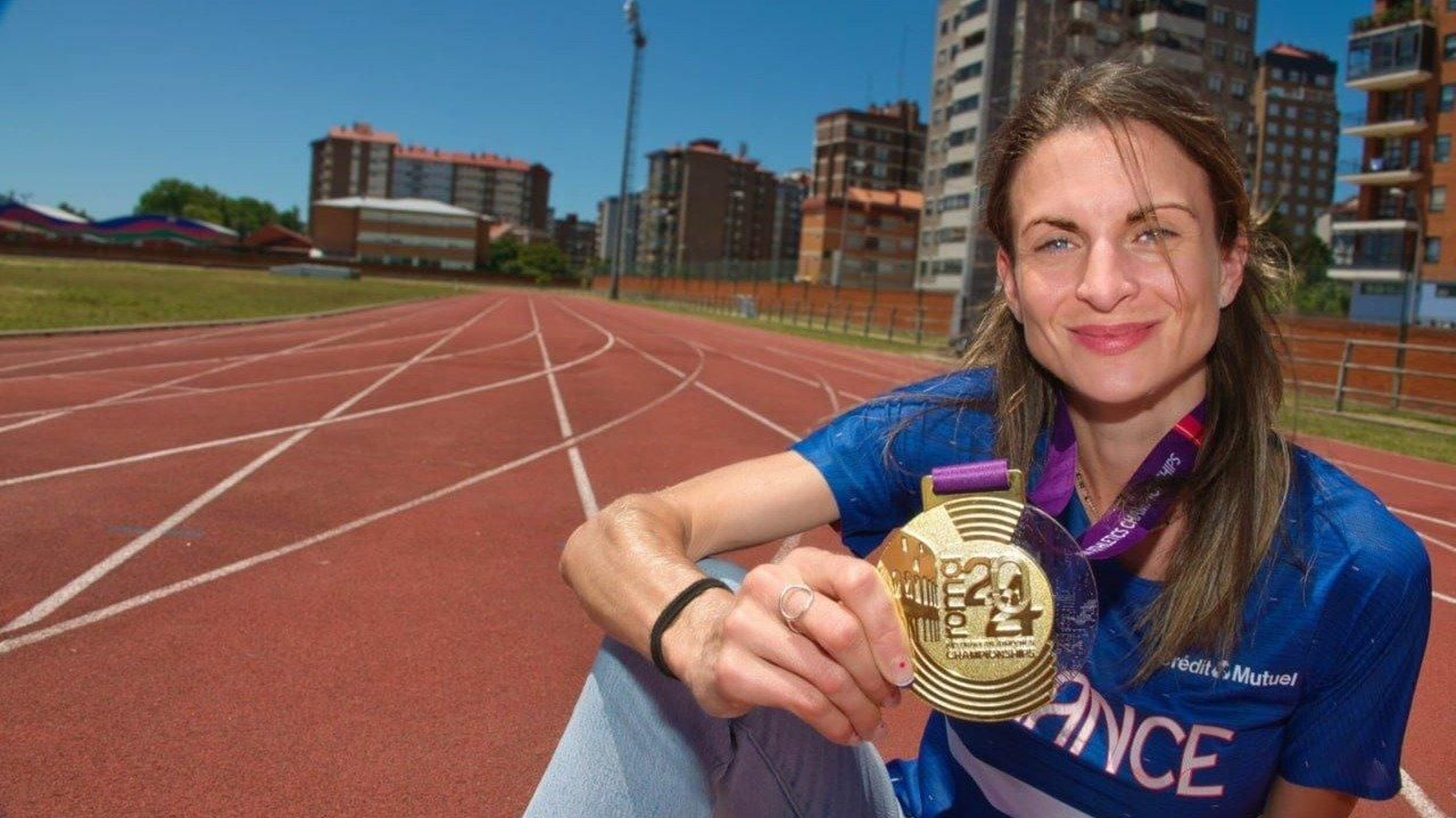 Finot posa en las pistas de Balaídos con el oro obtenido en el Europeo. // Vicente Alonso