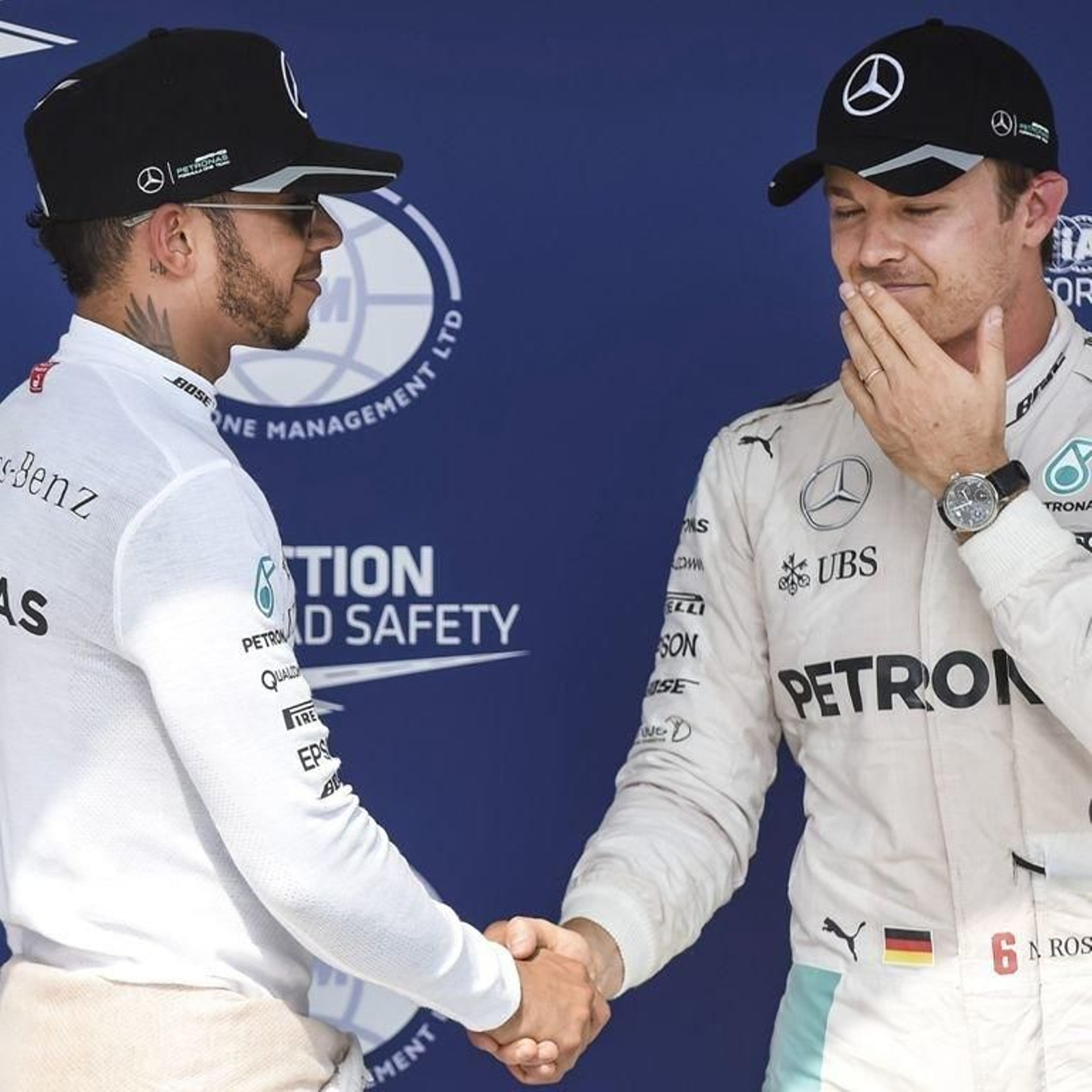 Rosberg saluda a Hamilton tras la clasificación de ayer.