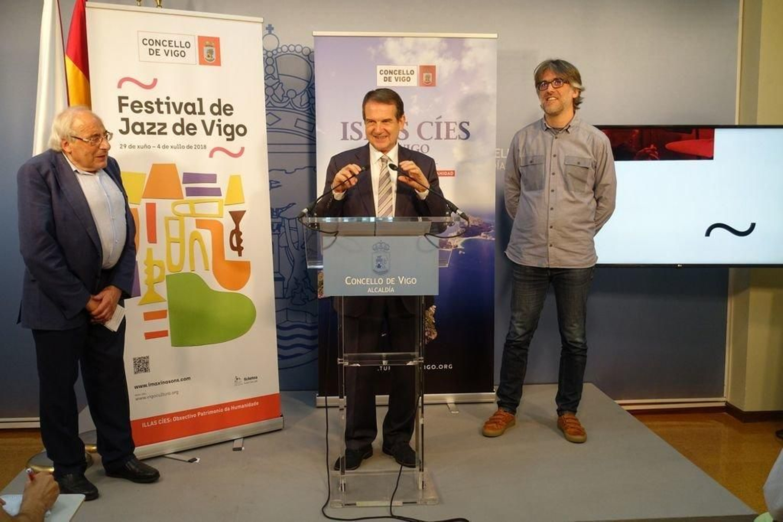El alcalde con el concejal Cayetano Rodríguez y el director del festival Felipe Villar.