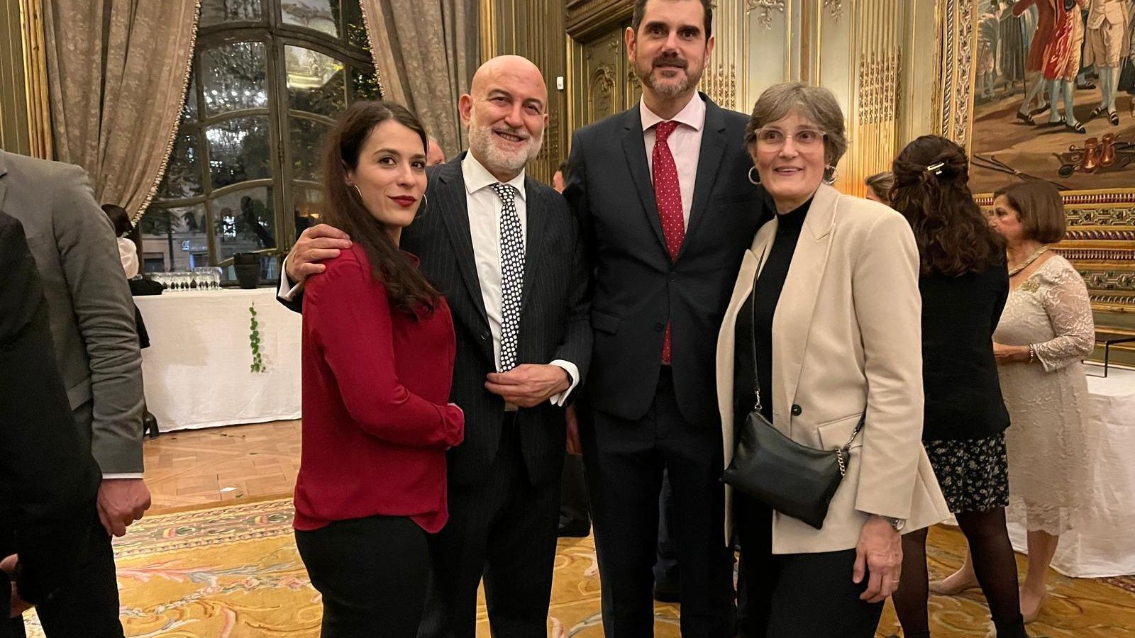 El Cónsul General en París, Manuel Durán y el Consejero de Trabajo, Daniel Solana, junto a representantes asociativos.