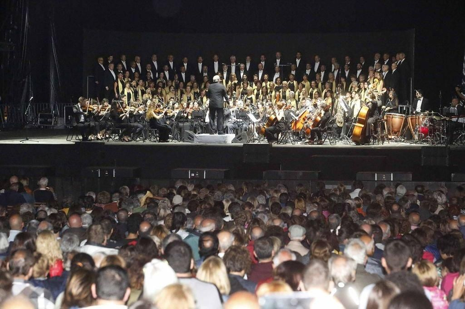 La Coral Casablanca, dirigida por Óscar Villar, desplegó sobre el escenario todo el poderío y sensibilidad de sus 130 voces.