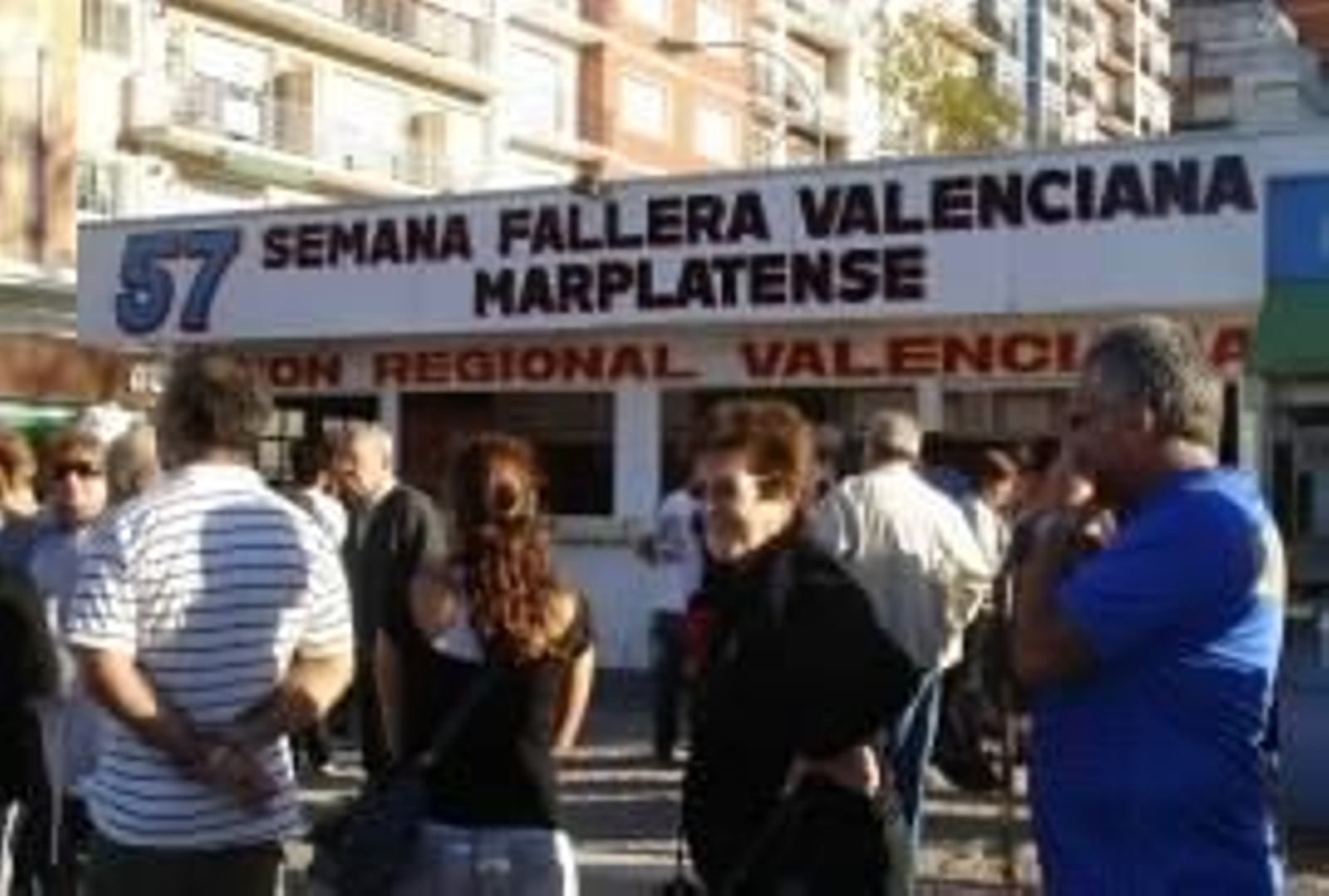 La barraca valenciana, correspondiente a la 57 Semana Fallera  Valenciana marplatense, ubicada en la Plaza Colón, frente al Boulevard  Marítimo.