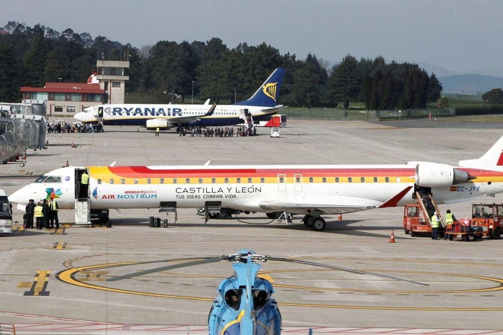 Un avión de la aerolínea irlandesa subiendo a bordo pasajeros en el aeropuerto de Peinador.