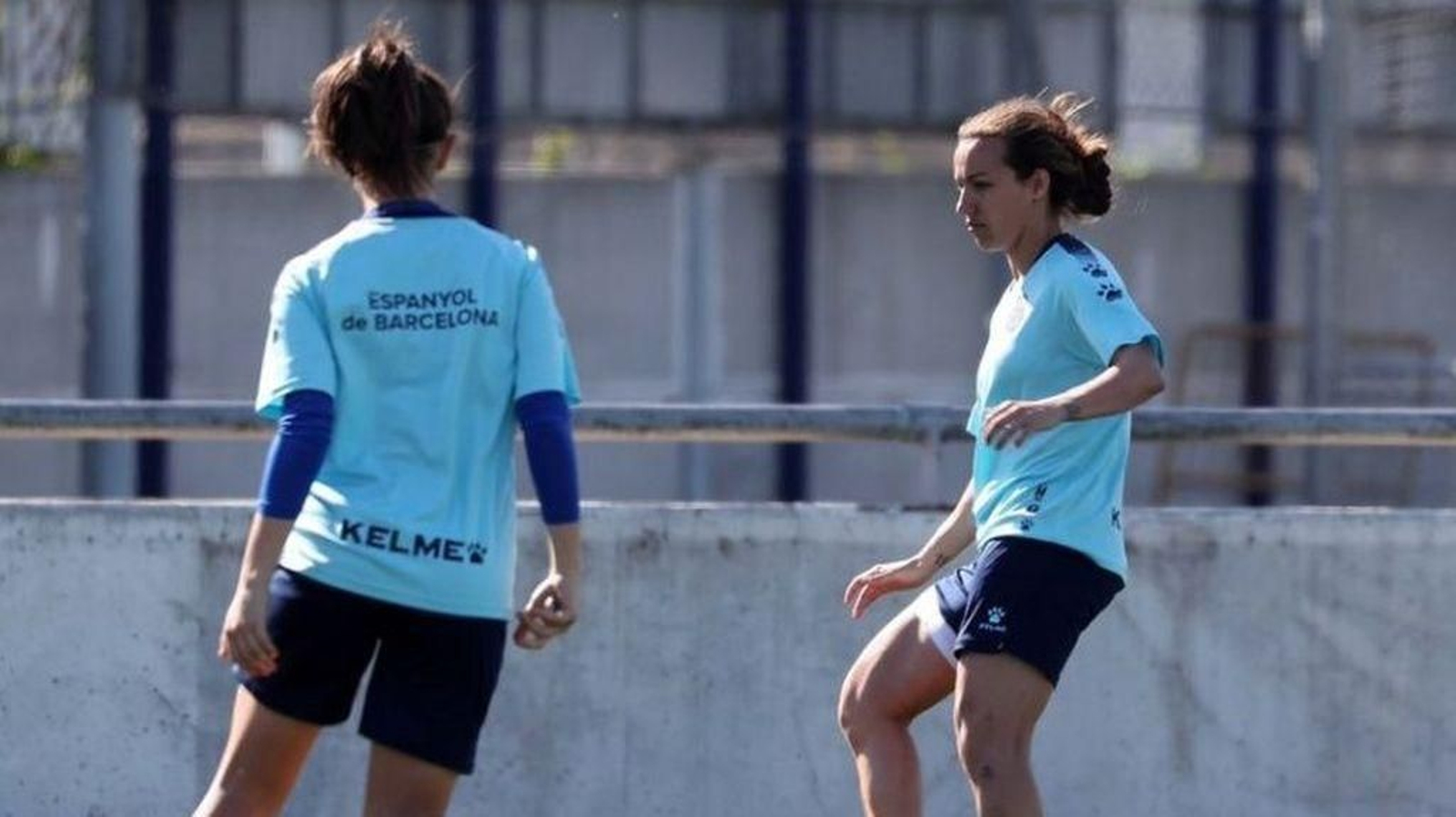 Anaïr Lomba 'Lombi' toca una pelota en un entrenamiento del equipo blanquiazul de esta temporada.