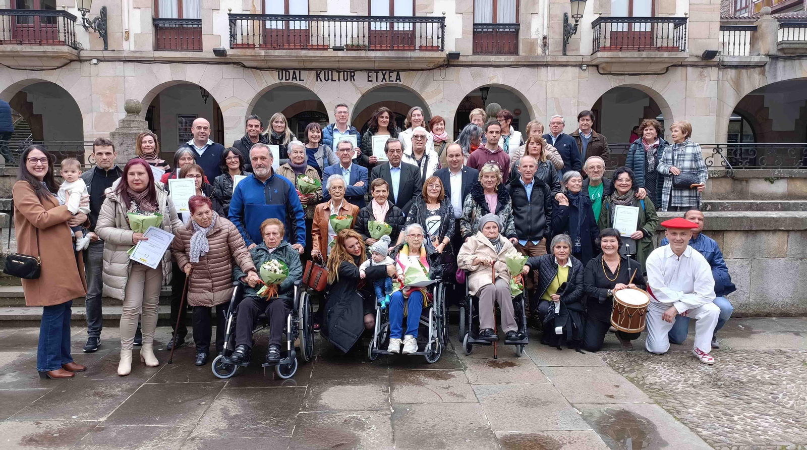 En este homenaje estuvieron presentes 7 de las mujeres que volaron a Australia en los años 60, residentes en Gernika-Lumo, Getxo y Pamplona, a las que acompañaran familiares de otras 21 mujeres de Aragón, Euskadi, Navarra y Cantabria