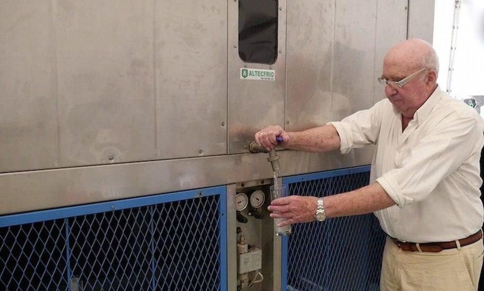 Enrique Veiga, con su instalación, extrayendo del aire húmedo agua, con buen sabor.