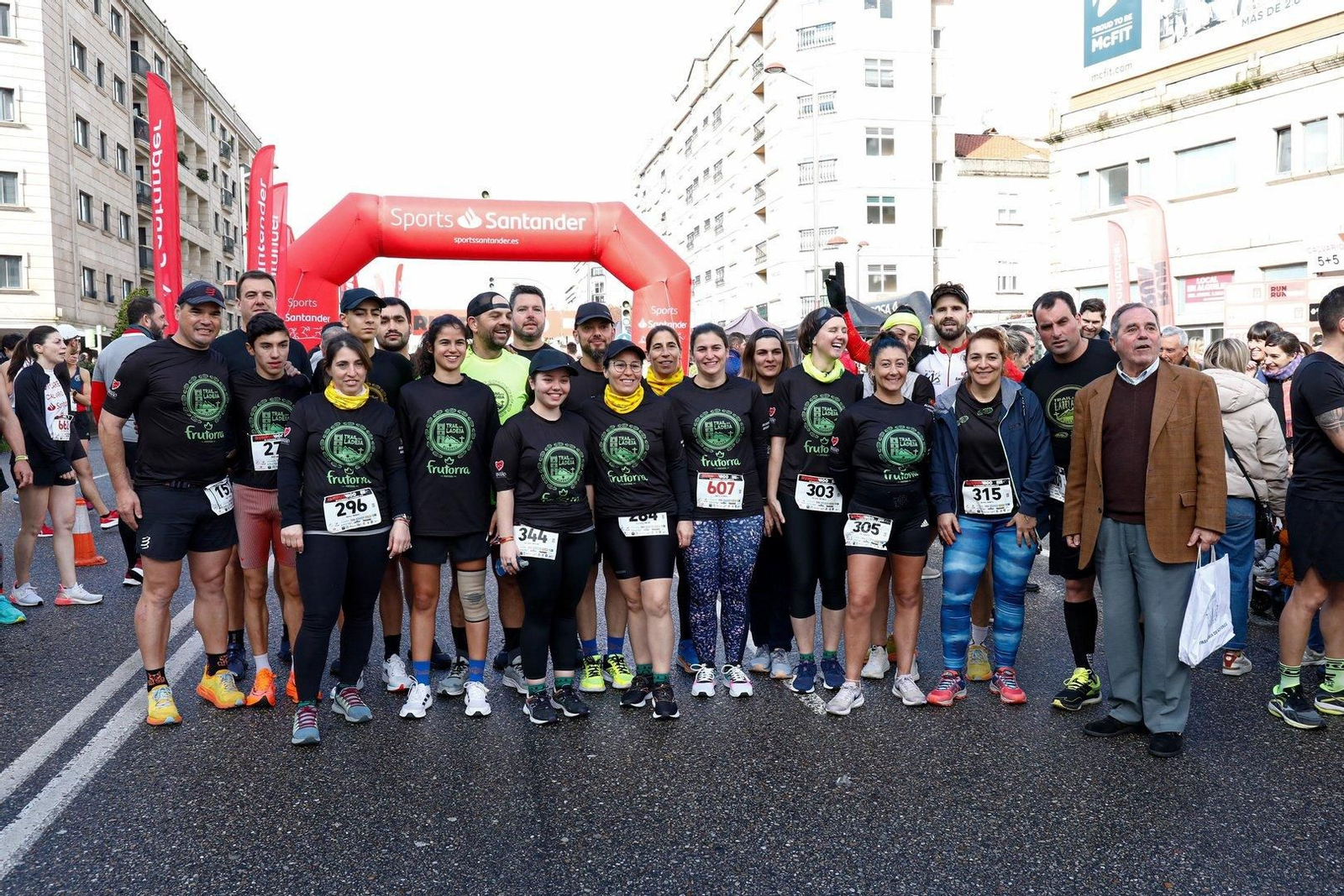 Posado de participantes en la carrera Calvario 5+5.