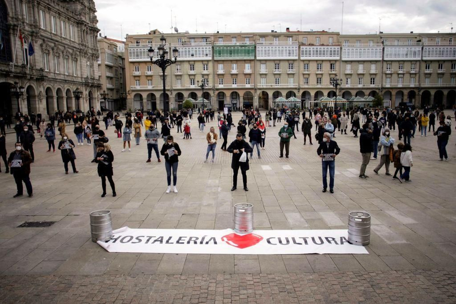 Concentración de trabajadores de la hostelería en la plaza de María Pita de A Coruña.