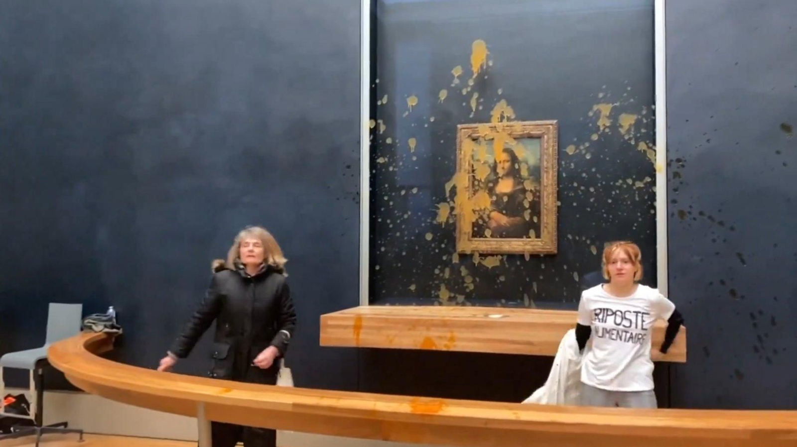 Las activistas que arrojaron sopa de tomate sobre 'La Gioconda'.