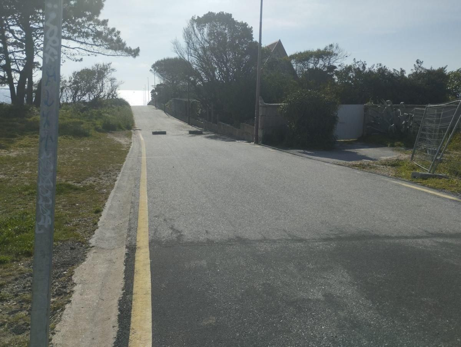 El famoso vial trazado hasta el borde del mar, que serviría para edificar los chalés de Cabo Estai.