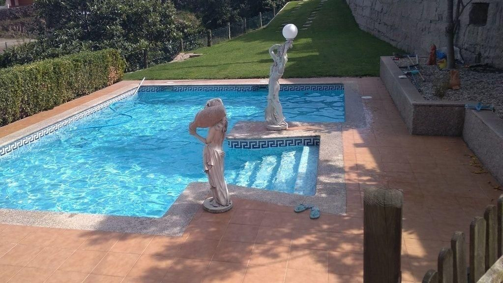 Se ofrecen dos piscinas en alquiler en la zona Vigo, desde hace unas semanas.