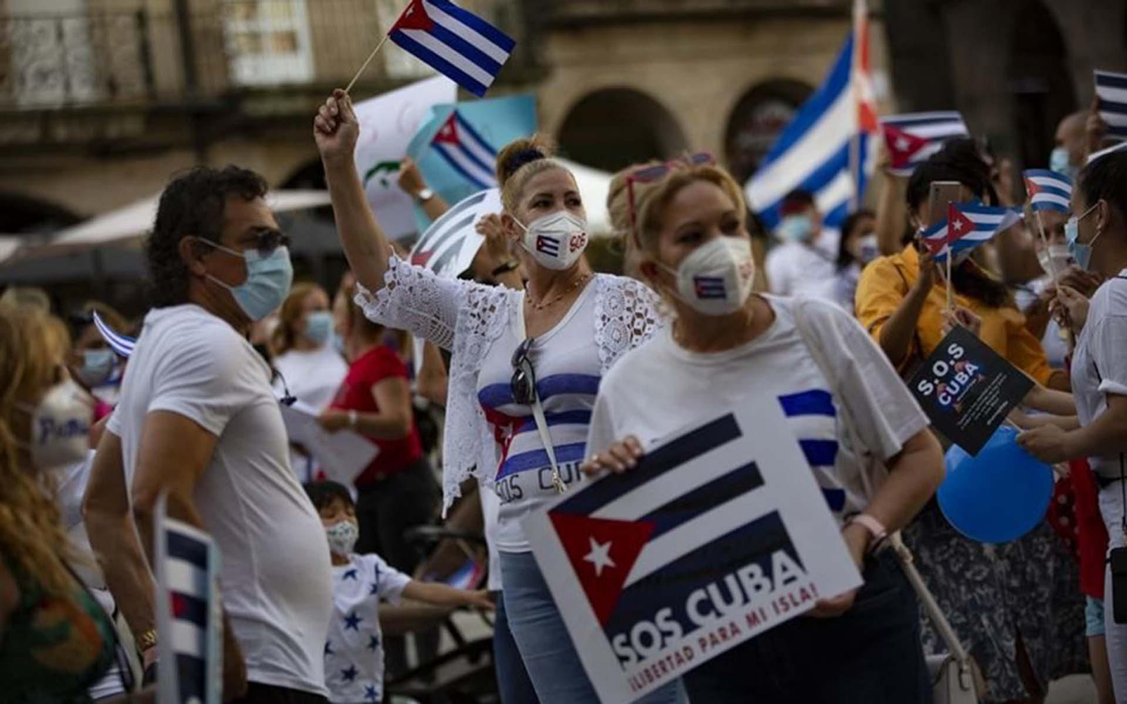 Los cubanos se concentran en Ourense para denunciar la situación que atraviesa su país // FOTO: XESÚS FARIÑAS
