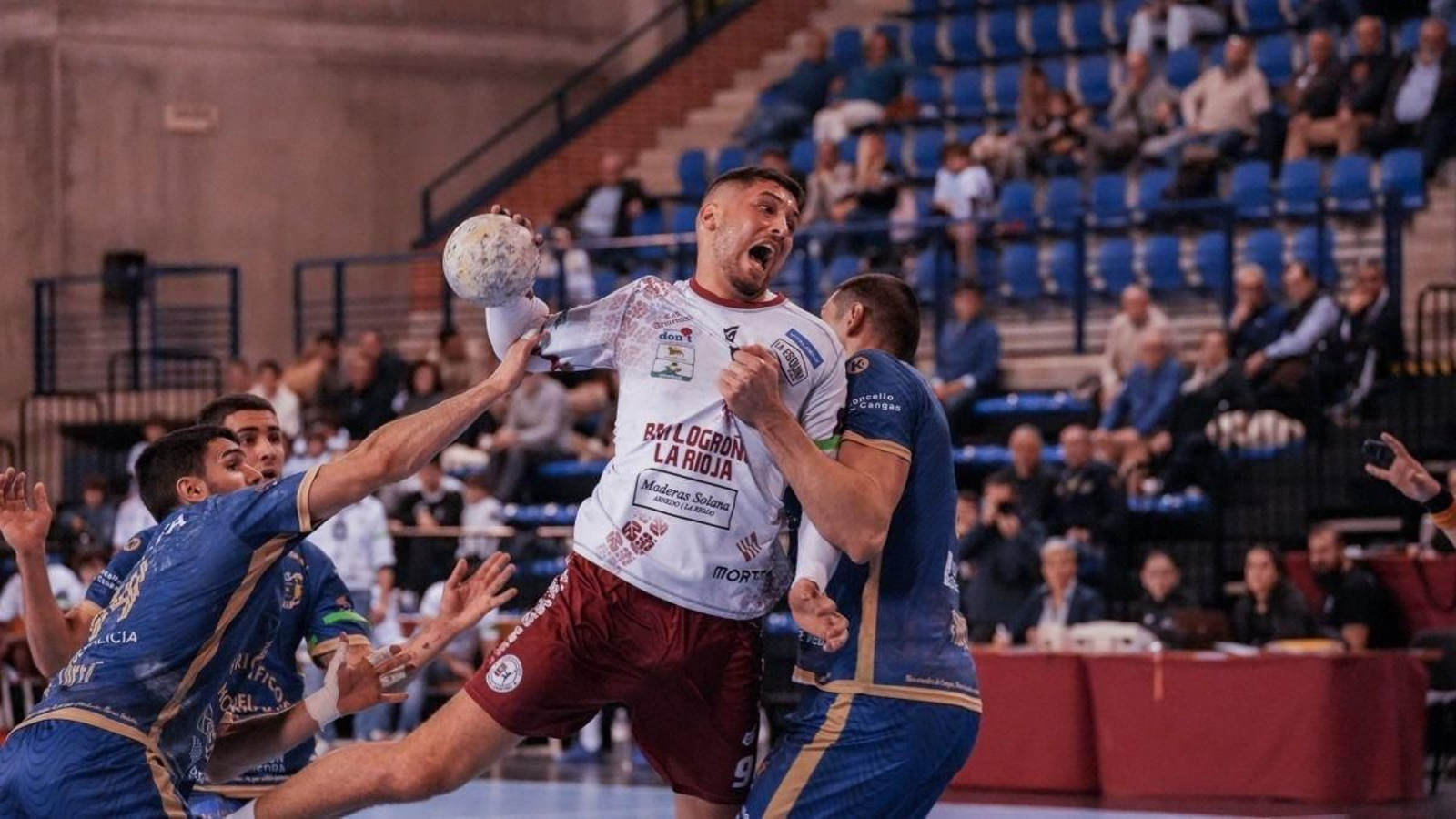 El Balonmán Cangas sigue sin reaccionar y ayer perdió ante el Logroño La Rioja.