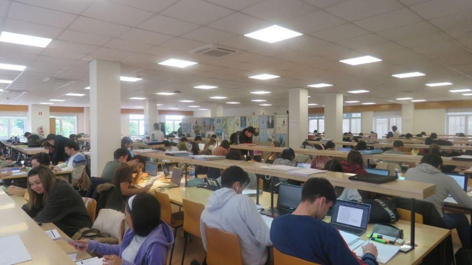 La biblioteca del auditorio Mar de Vigo es una de las más utilizadas y mejor valorada por los alumnos.