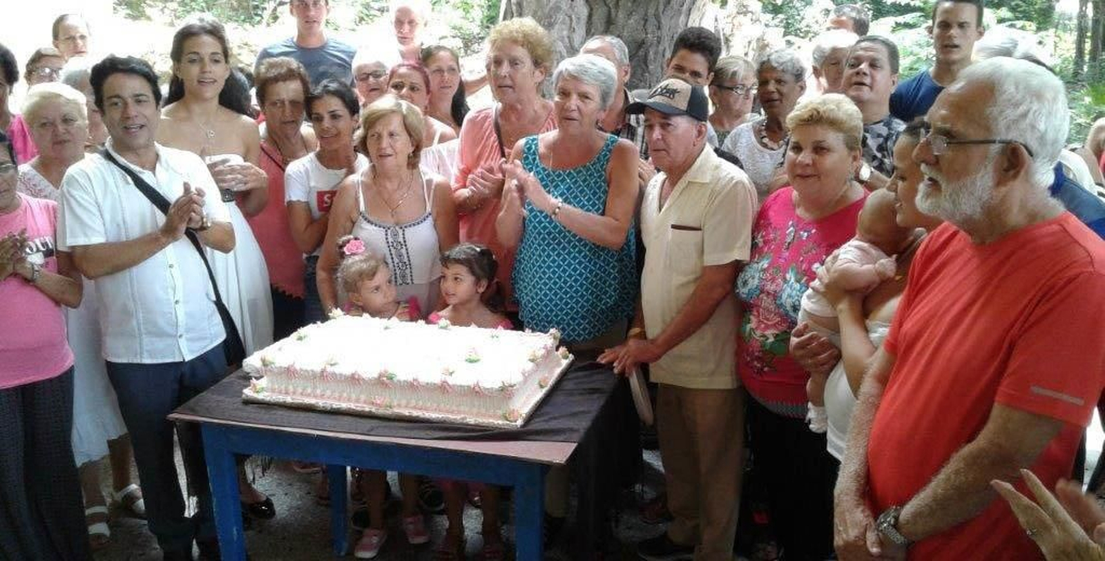 Encuentro en los jardines de la cervecería La Tropical