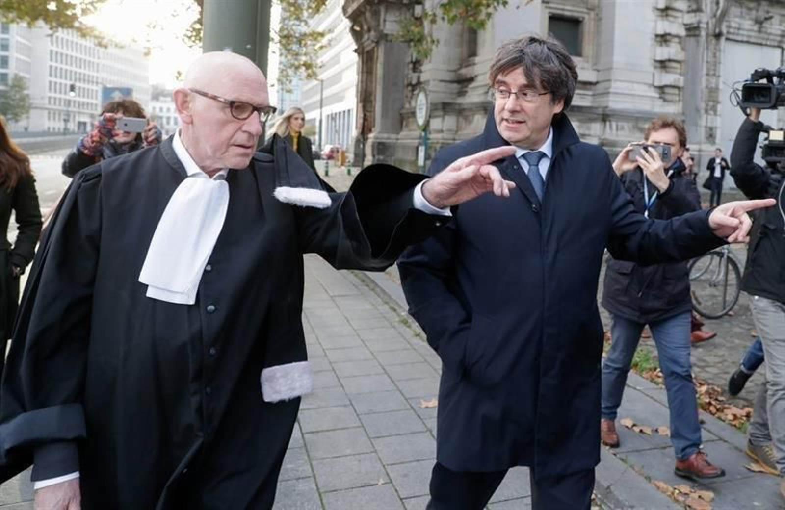 El expresidente de la Generalitat de Cataluña Carles Puigdemont (d) y su abogado Paul Bekaert (i) a su llegada a una vista en un juzgado en Bruselas