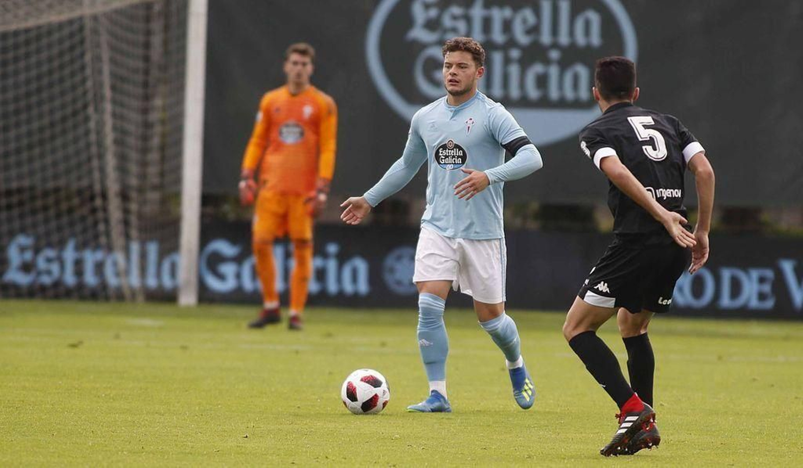 Diego Alende, en un partido como capitán del Celta B.