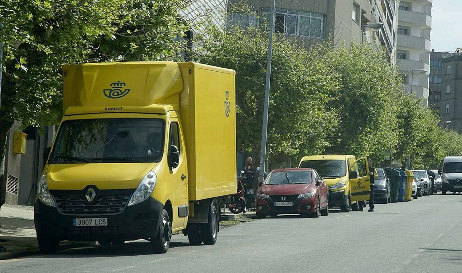 El servicio de Correos sigue operativo con la mitad del personal, unos cien carteros, en las calles de la ciudad.