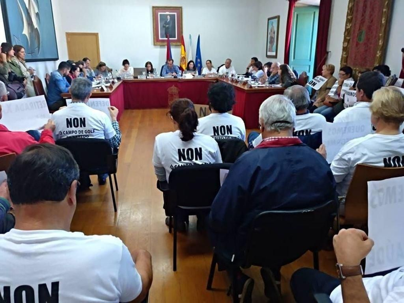 Unformados con camisetas reivindicativas desplegaron carteles pidiendo la retirada del proyecto.