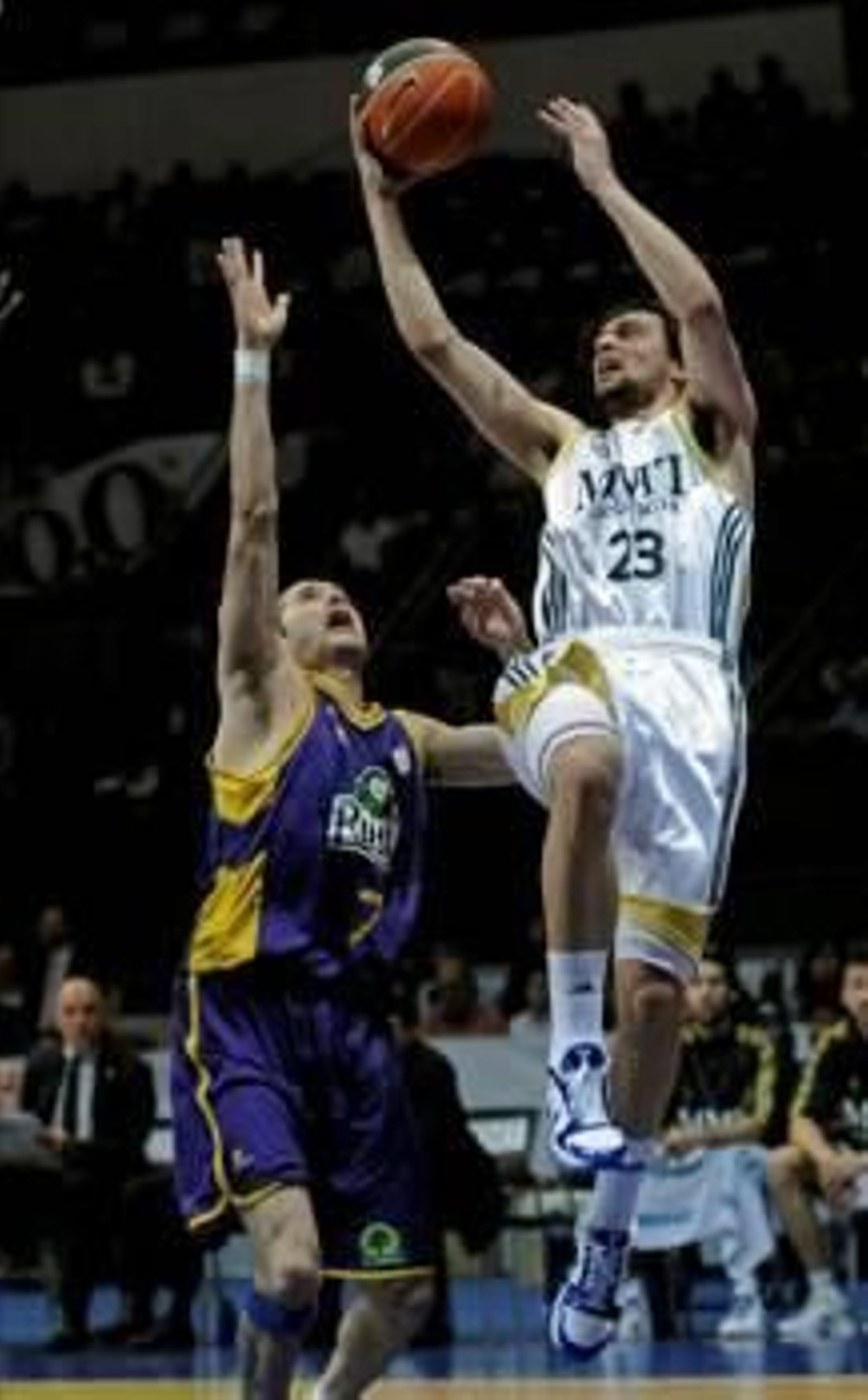 Sergio Llull entra a canasta ante la oposición de Diego García. (Foto: KIKO HUESCA)