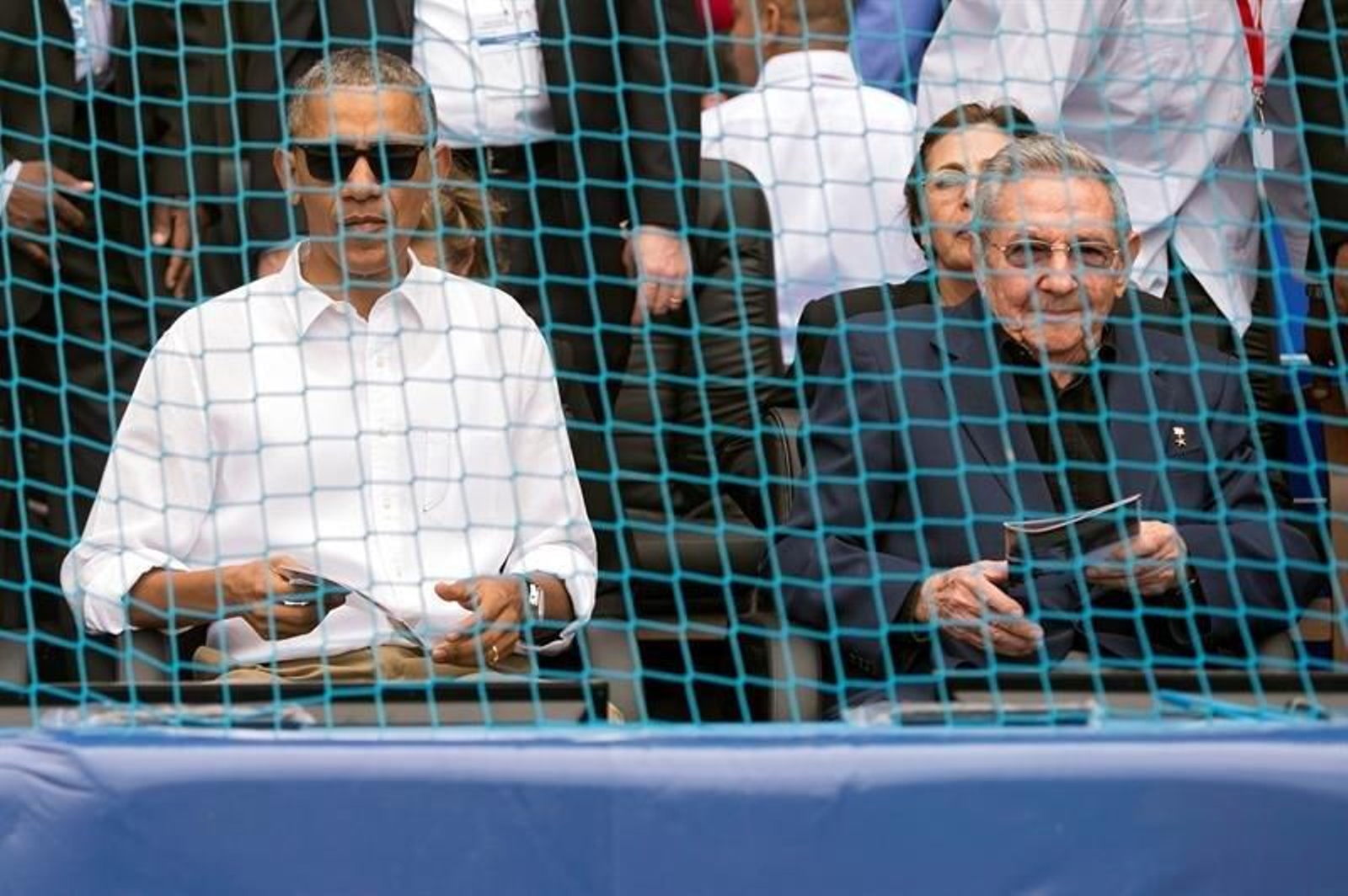 El presidente de Estados Unidos, Barack Obama (i) y el presidente de Cuba, Raúl Castro (d)