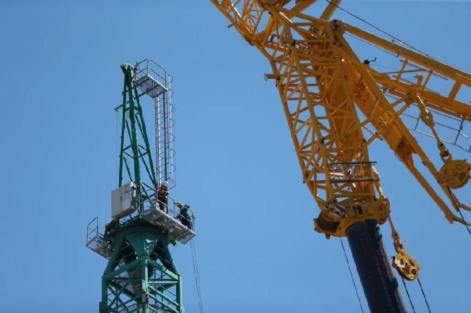 Desmontan la grúa de la Ciudad de la Justicia de Vigo _ Alberte 14