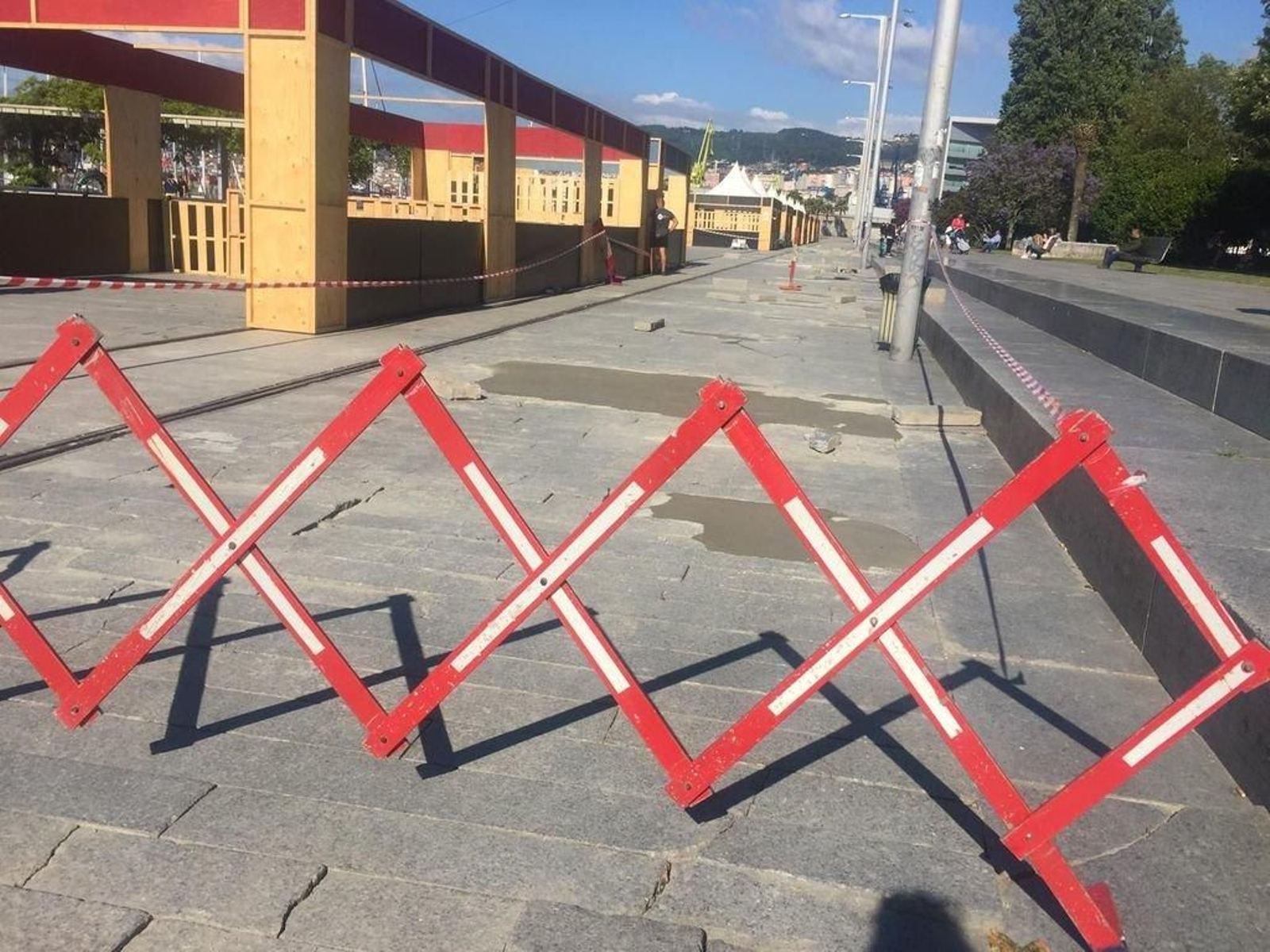 El paseo duro de las Avenidas continúa en reparación, a cargo de las organizaciones privadas Seafest y Marisquiño, que usarán la zona.