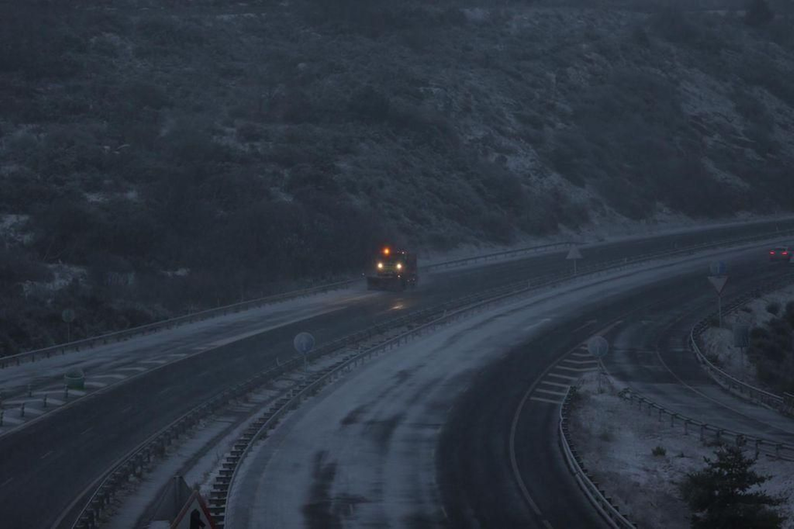 Nieva en la A52 a la altura de A Canda // Alberte