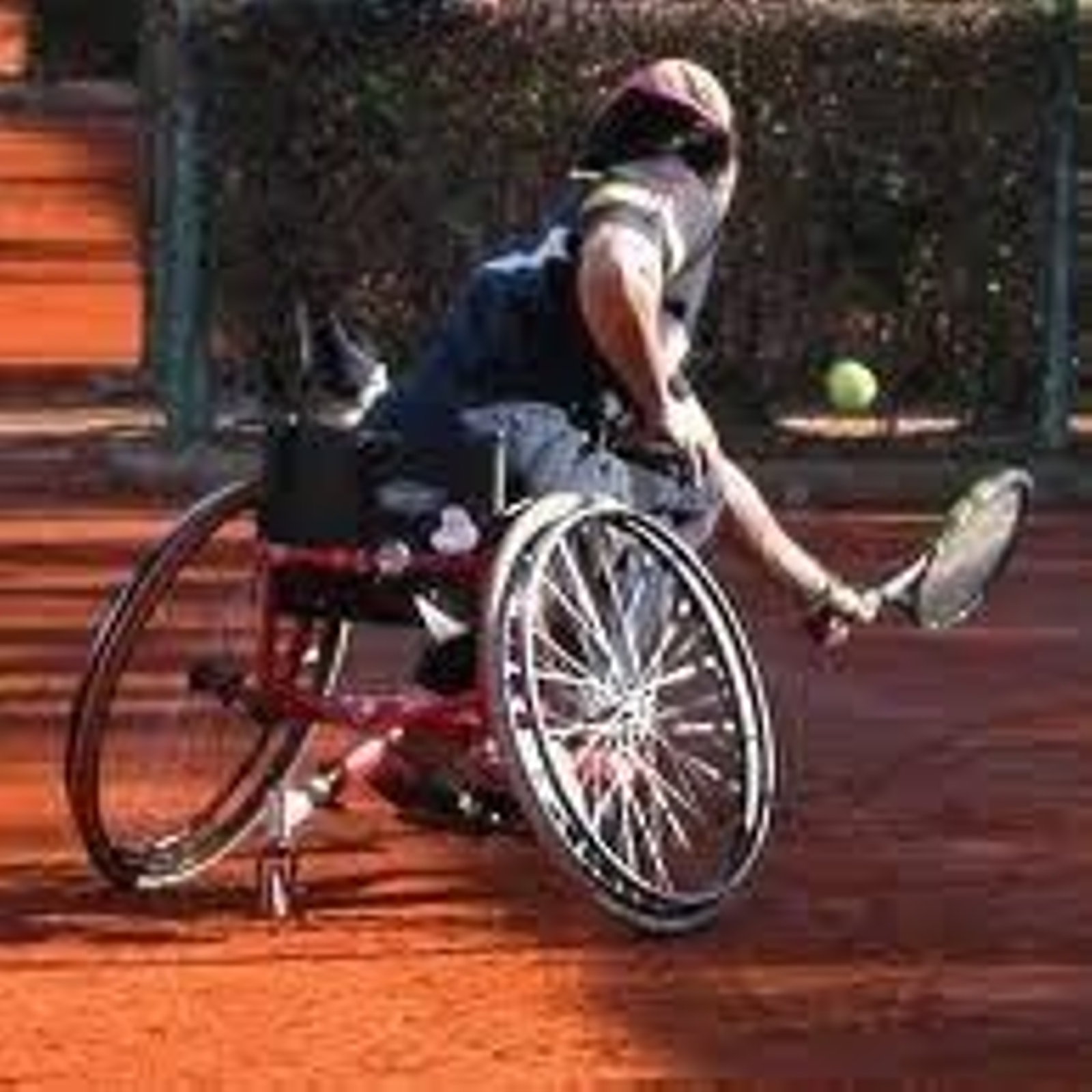En la imagen, un jugador practicando tenis.