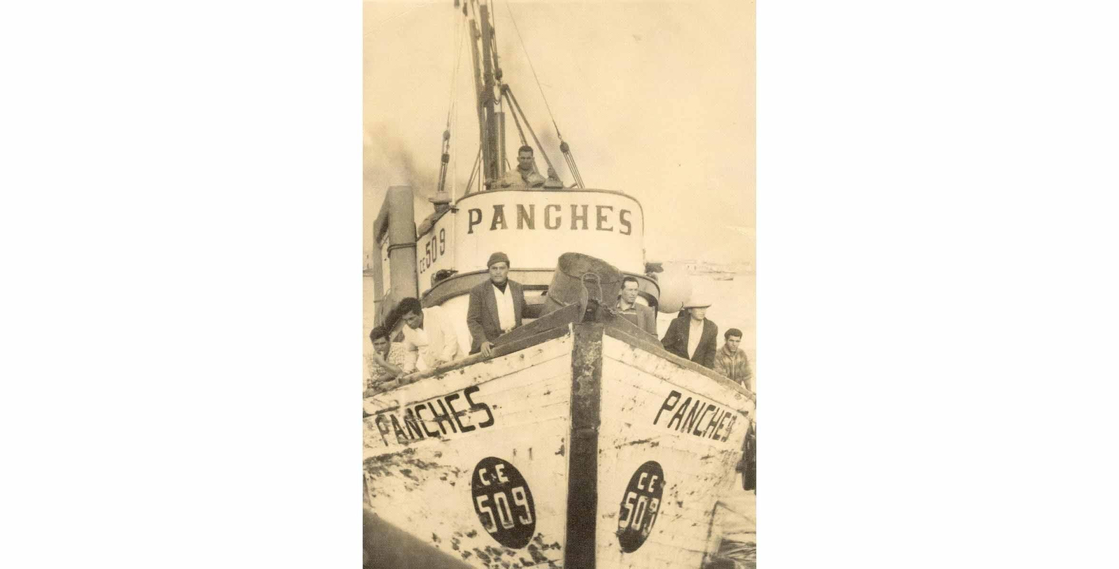 La tripulación del pesquero Panchés, propiedad de gallegos, en Chimbote (Perú), 1962