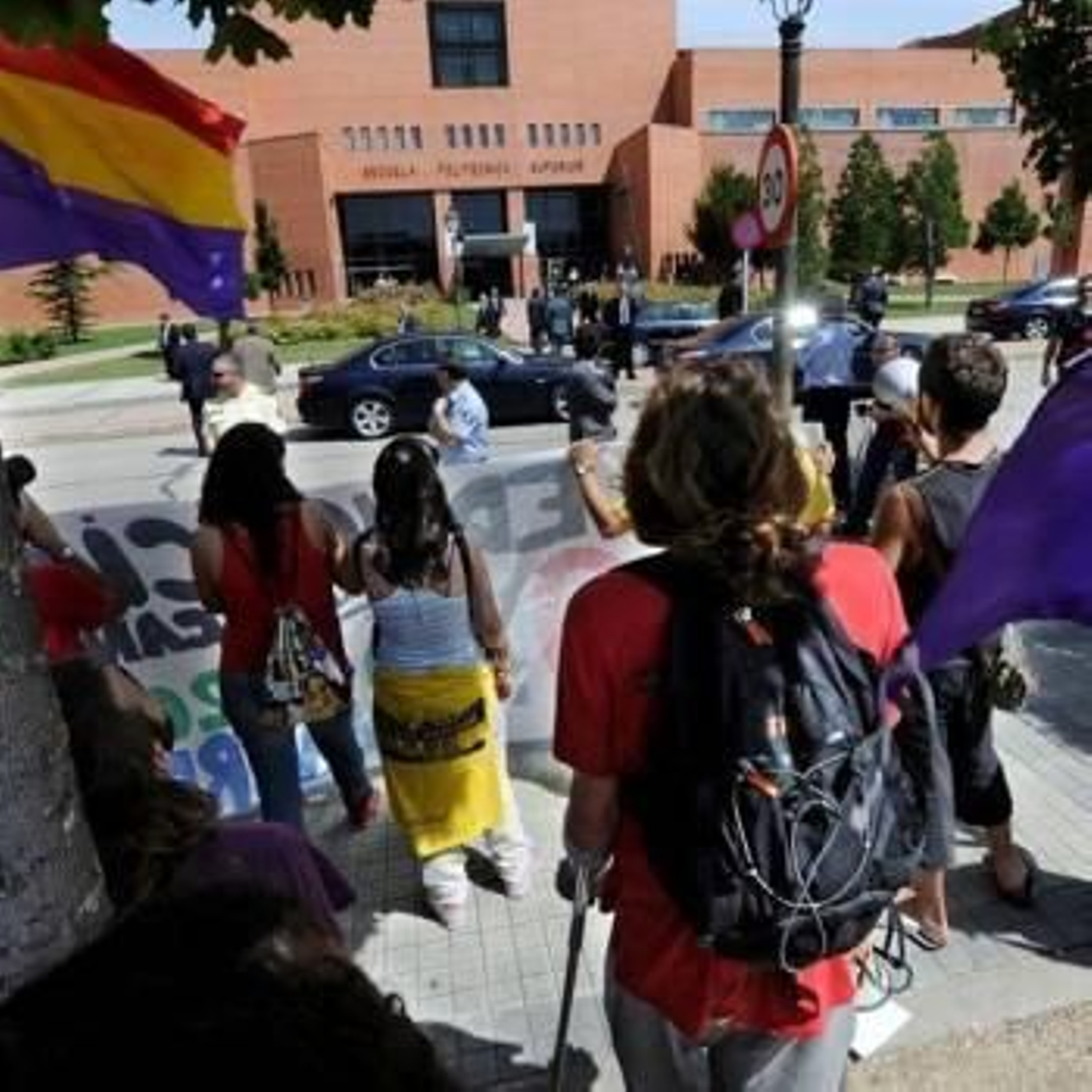 Un grupo de jóvenes 'indignados' convocados por la acampada de la Puerta del Sol ha abuchea al príncipe de Asturias. Foto: EFE