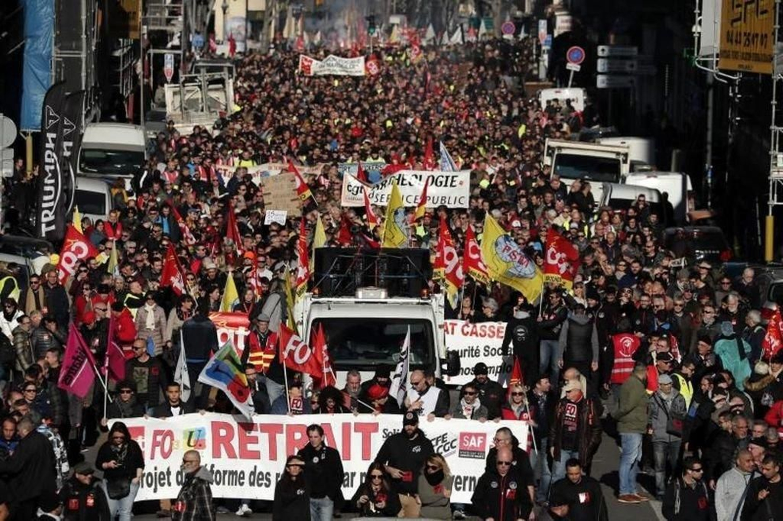 Trabajadores franceses recorren las calles de París en una nueva manifestación.