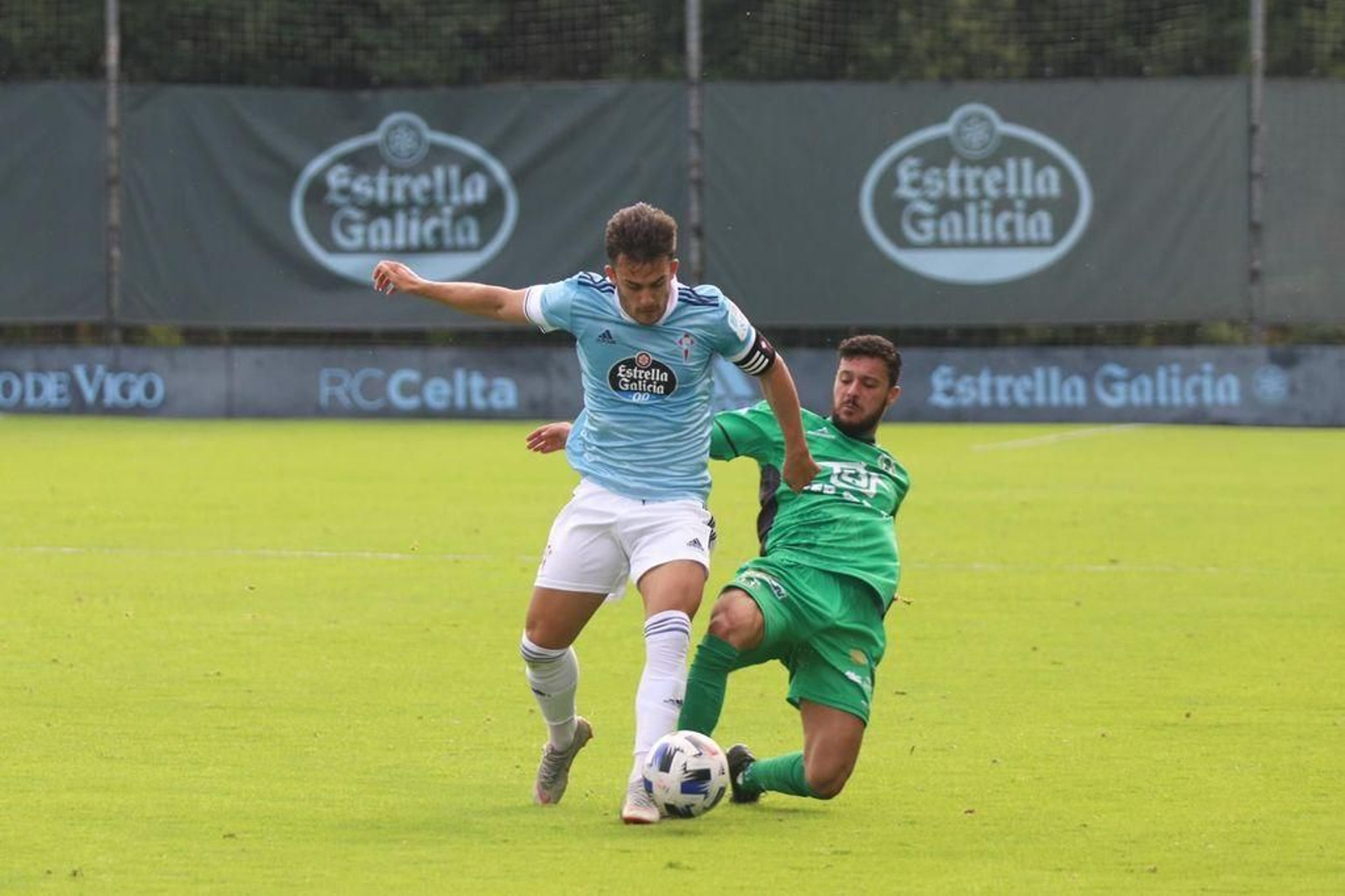 Pampín disputa un balón en un amistoso de pretemporada del Celta B.