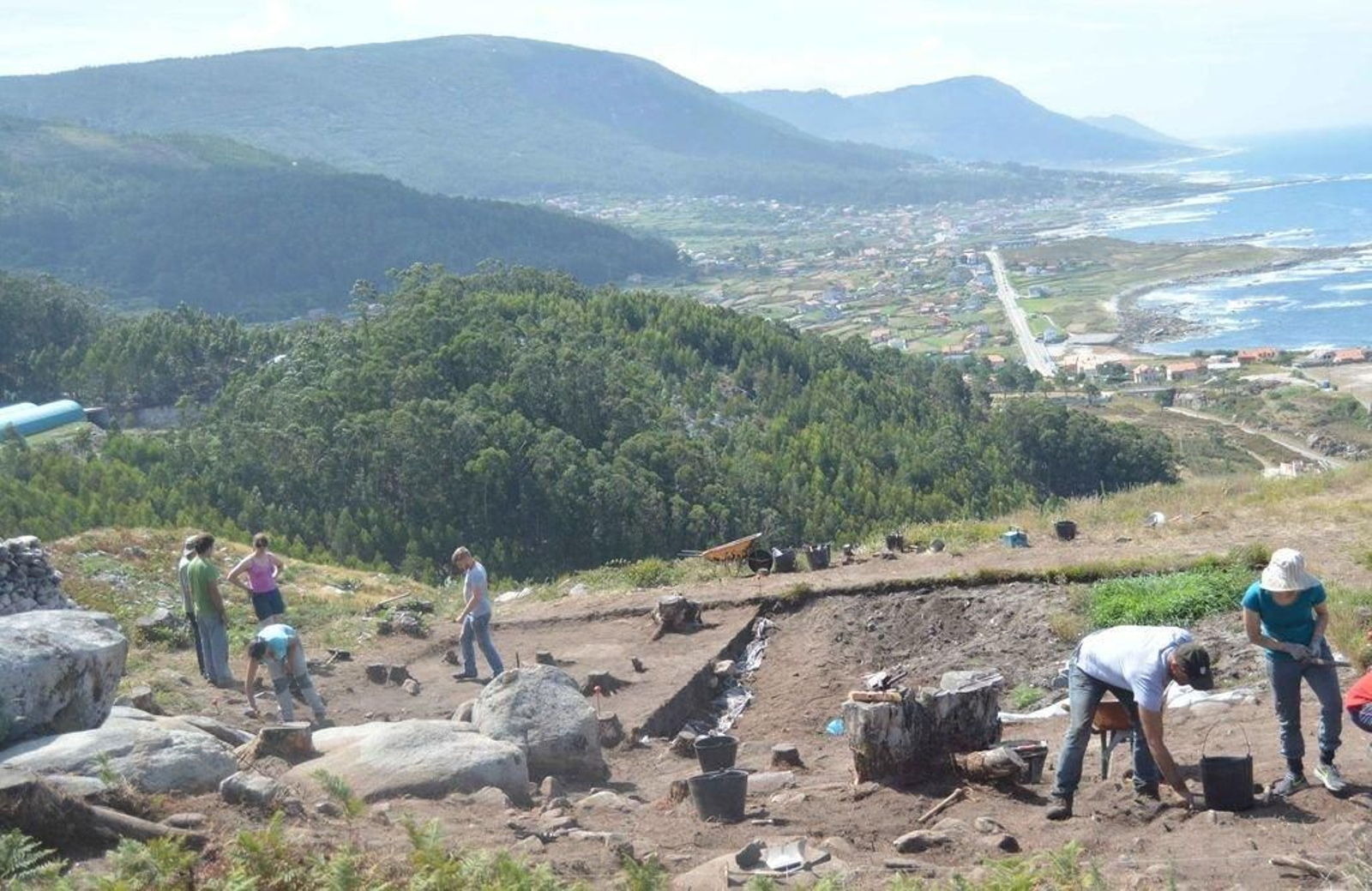 Excavación en A Cabeciña, desde donde se divisa la Costa de Oia.